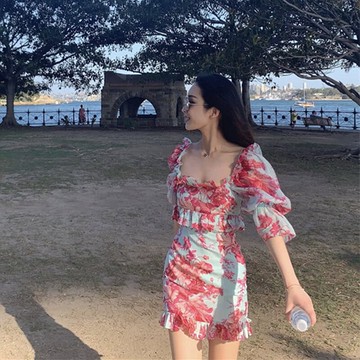 小子網紅連衣裙2022新款法式復古初戀溫柔風方領高腰碎花短裙女