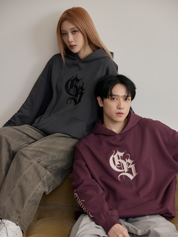 手臂撞色歌德字母長帽T