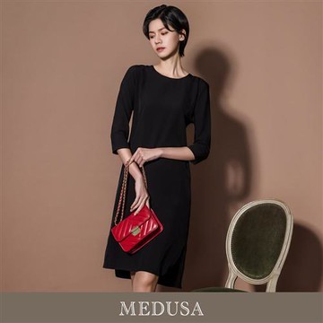 現貨【MEDUSA 曼度莎】素雅剪裁黑色緞感洋裝（M-XL）｜女小禮服 中長洋裝