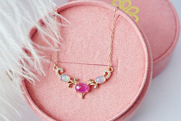 天然紅寶石與蛋白石項鍊，925純銀材質，玫瑰金電鍍。