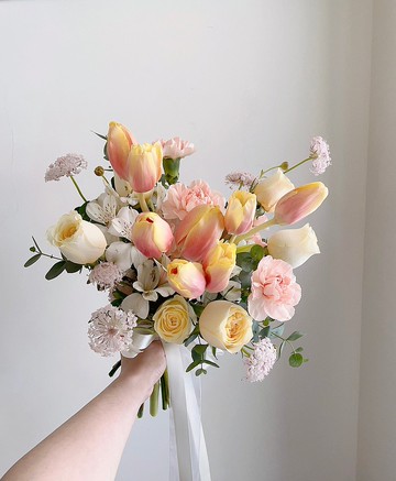 【鮮花】甜蜜黃粉色鬱金香玫瑰自然風鮮花捧花