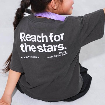 日本 devirock - 100%棉 定番印花短袖上衣-追逐星星-炭黑