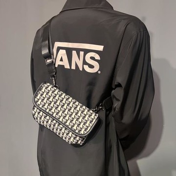 新款潮牌日系休閑斜挎包純色男士運動雙肩小方包韓版手機包小包