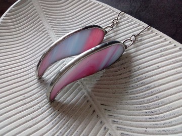 粉藍色玻璃耳環。彩色玻璃蒂芙尼葉。波浪曲線可愛耳環。