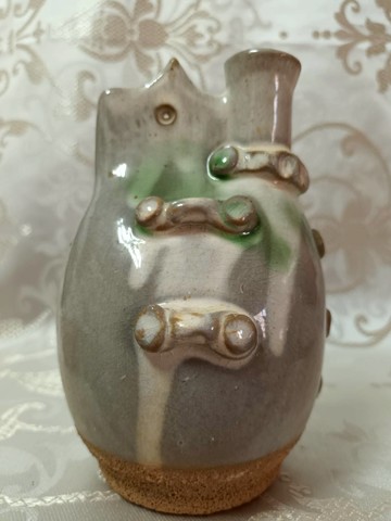 ~宋刑窑灰白釉魚形帶扣壺