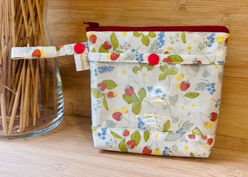 防水收納袋 託藥袋 餵藥袋 化妝包 草莓花