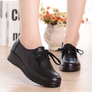 媽媽鞋子春秋款坡跟軟底單鞋中年40-50歲真皮舒適皮鞋中老年女鞋