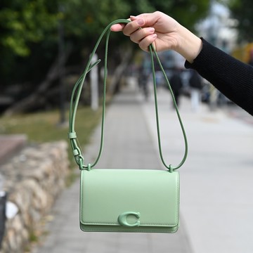 COACH CR521 Bandit 經典C LOGO迷你翻蓋斜背包.薄荷綠
