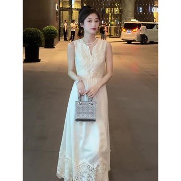 法式氣質高級感收腰蕾絲V領連衣裙夏季新款小個子垂墜感別致長裙