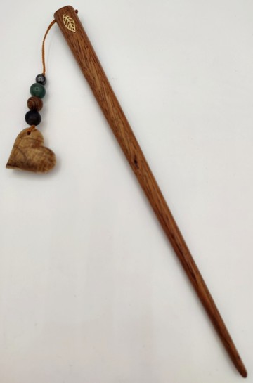 木製手工發棒，配有 18k 金和珠子以及手工雕刻的心形禮品