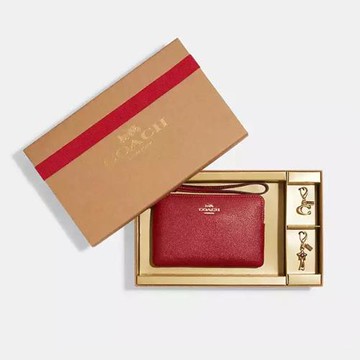 【COACH】素面皮革L型手拿包及吊飾禮盒-紅色