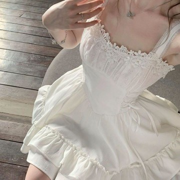 🍉法式花邊拼接甜美收腰吊帶初戀小白裙女2026夏季新款顯瘦蓬蓬裙子