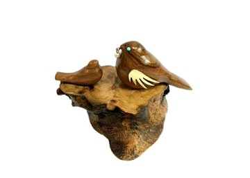 媽媽和寶寶。木製手工雕刻的鳥。胡桃木。裝飾性的。