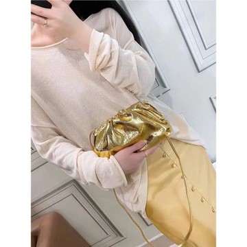 云朵包包金色銀色軟皮真皮女包2024新款單肩斜挎手拿包褶皺餃子包