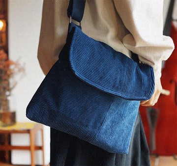 藏青色 環保植物藍染indigo燈芯絨拼布 男女同款 春季斜挎背包