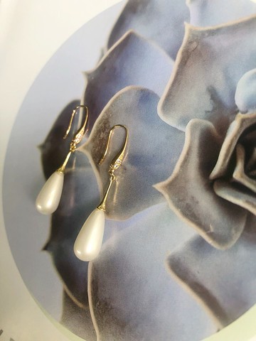 白色水滴珍珠耳環