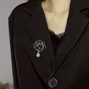 (時尚單品胸針)🌹氣質小香風半鏤空山茶花珍珠吊墜胸針🌹