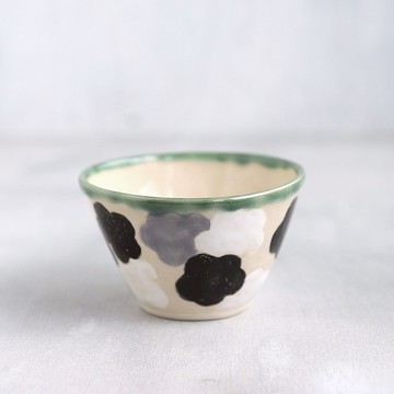梅花散紋茶碗/黑白灰