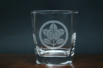 在圈子的橘冠岩石玻璃