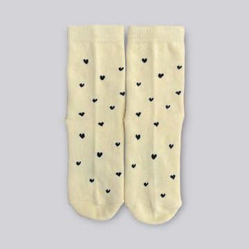 鵝黃色黑愛心中筒襪「現貨+台灣製」 襪子/女襪/可愛襪子/日系襪子/韓系襪子