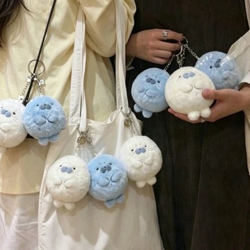 台灣出貨📣書包掛件 海豹團子 海豹掛件 可愛吊飾 娃娃公仔 吊飾 包包吊飾 情侶掛件 團子 禮物 交換禮物 生日禮物