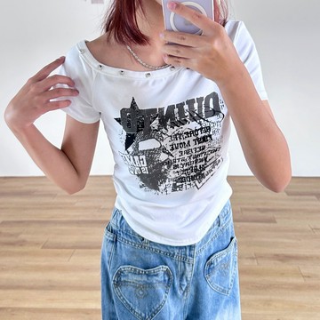 隔日到貨 斜肩卯釘 美式英字上衣 修身上衣 斜肩Tee 卯釘上衣 印花上衣