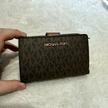 【MK｜全新】現貨 MICHAEL KORS 短夾 中夾 滿版 錢包 防刮紋 零錢短夾｜Little Bee 小蜜蜂精品