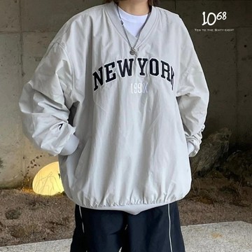 『1068』NEW YORK 199X 紐約 刺繡 V領 球衣 寬鬆 落肩 風衣 情侶 男女 長袖 大學T A90340