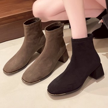 方頭靴．優雅純色絨面金屬邊條粗跟短靴．白鳥麗子