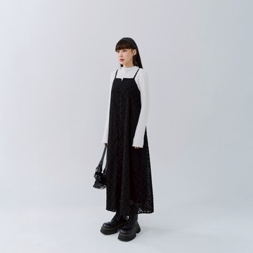 QUEENSHOP_F 女裝 質感立體絨毛紋理細肩長洋裝 兩色售 現+預 【01087192】