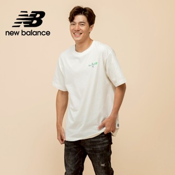 【New Balance】網球插畫短袖上衣_男性_米白色_MT51903SST