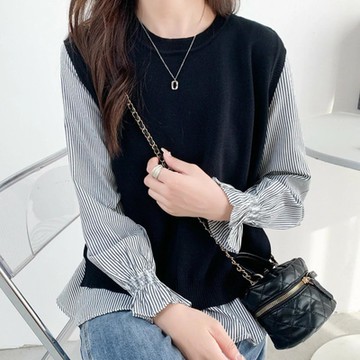 MOCO簡約圓領荷葉下擺前短後長小喇叭袖襯衫+圓領後側開叉針織背心套裝