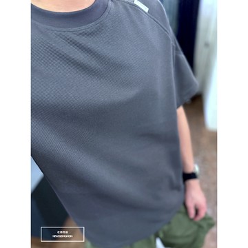 Nor.116 厚磅落肩小標短T-深灰《NORN5005116》