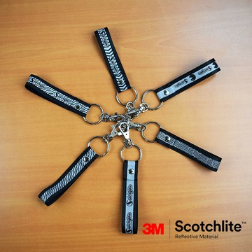 個性線紋雙面反光鑰匙圈-3MScotchlite 學童通勤族必備外出 運動族 出國旅行必備 背包吊飾