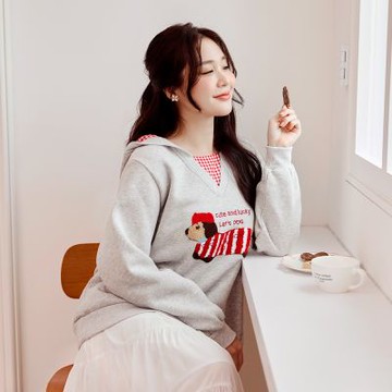 OB嚴選中大尺碼-雲朵自訂款-可愛小狗毛巾繡拼接格紋帽T《AB20971》