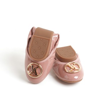 嬿娜1·經典漆皮金扣LOGO折疊平底娃娃鞋-藕粉(版型偏小1碼)