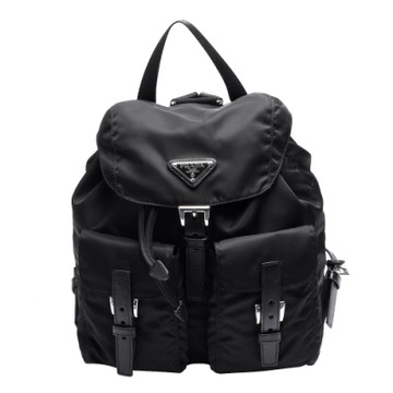 PRADA 普拉達 經典Saffiano三角LOGO雙口袋穿釦束口尼龍後背包(黑色)