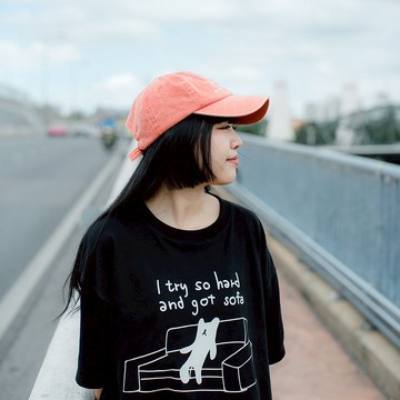 我努力嘗試，得到了沙發，在黑暗中發光的 T 卹
