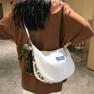 免運🔮斜挎包女新款大容量餃子包大學生挎包輕便純色休閒單肩包包側背包 斜背包 肩背包 包包 韓國包包 手提包 斜挎包
