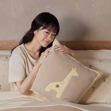 【YVONNE以旺傢飾】長頸鹿方形抱枕（45x45公分）-奶茶棕