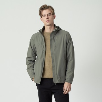Pierre Cardin 男款 輕量彈力防風連帽外套-灰綠色 (5255692-47)
