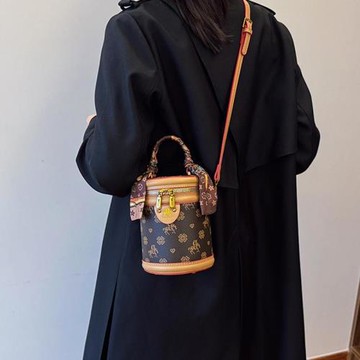 2025新款秋冬輕奢高級感小眾超火手機包水桶包圓筒包斜挎小包包女