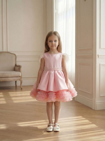 柔粉色女孩派對洋裝，飾以輕盈肩部設計與蓬鬆網紗裙襬