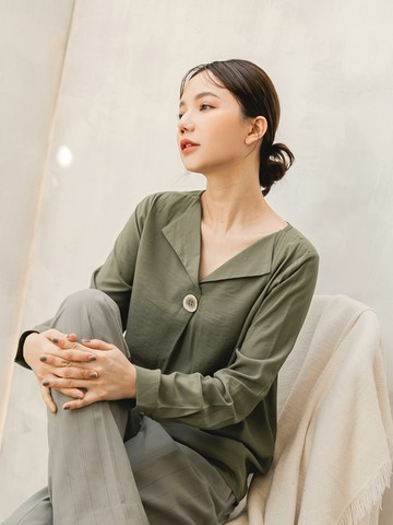 輕盈柔滑V領翻領釦飾長袖上衣