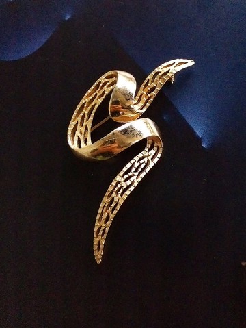 Vintage Jewelry 西洋古董飾品 TRIFARI 金色調 流線簍空 別針