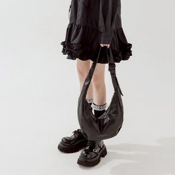 QUEENSHOP_F女裝 軟皮革半月造型側背包 三色售  現+預 【06010505】