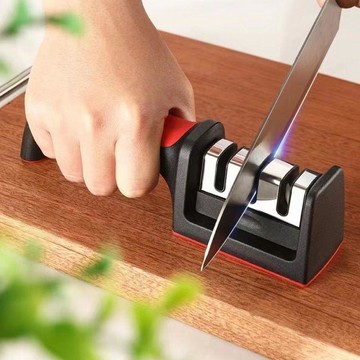 3秒磨刀器 手動磨刀石 家用廚房菜刀 陶瓷磨刀器 快速磨刀 三段式研磨 防滑底座 鋒利耐用 廚房必備工具 台灣出貨