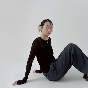 QUEENSHOP_F 皺皺設計彈性網紗長袖上衣-黑 現+預 【01099183】