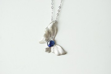 天然藍寶石墜鍊，925純銀材質。