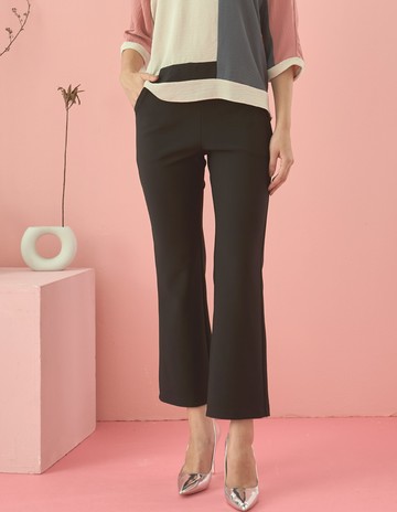 ★【喜芝梅】花瓣密語 幸運四葉草吊墜修身顯瘦微喇長褲(兩色；M-3L) 224050329